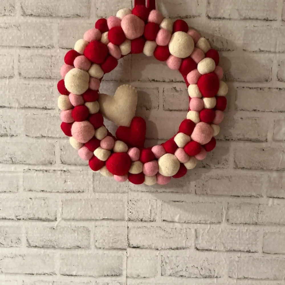 MADE IN INDIA Felt Pom Pom Wreath With Hearts